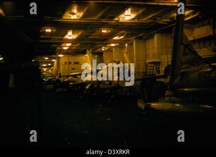 Questa fotografia storica della James Smith Special Collection cattura la portaerei USS Kearsarge (CVA-33) con il VF-53, uno squadrone di caccia navale, dimostrando il suo ruolo nelle operazioni della Marina degli Stati Uniti. Foto Stock