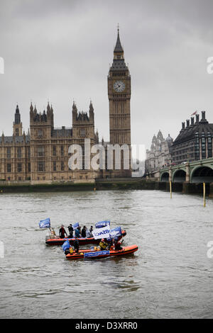 BSAC subacquei in barche appena prima della conservazione marina società marzo per evidenziare la necessità di conservazione marina Zone. Westminster. Londra. Regno Unito. Foto Stock