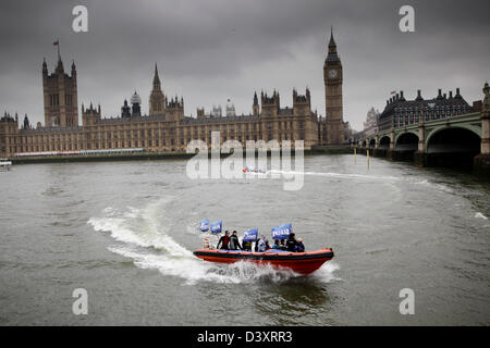 BSAC subacquei in barche appena prima della conservazione marina società marzo per evidenziare la necessità di conservazione marina Zone. Westminster. Londra. Regno Unito. Foto Stock