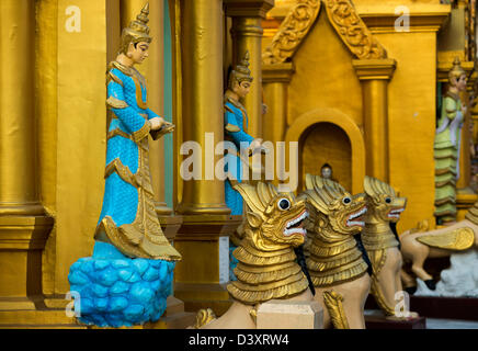 Custode figure a Shwedagon pagoda Yangon Myanmar Foto Stock