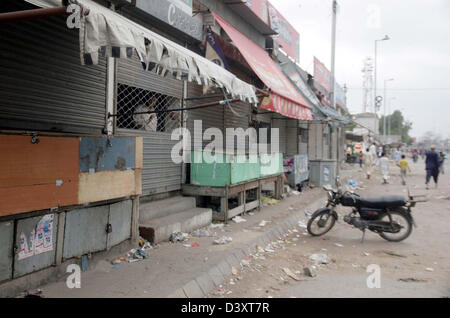 Negozi visto chiuso dopo che il target di uccisione di Ahle Sunnat Wal Jamat attivisti Muhammad Imran che ha ucciso da uomini armati non identificati quando egli era seduto fuori di casa sua vicino parcheggio Plaza in area Linee a Karachi il Martedì, 26 febbraio 2013. Foto Stock