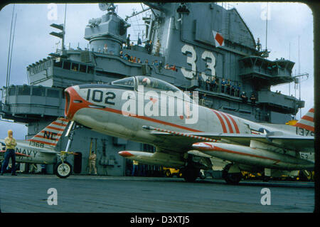 Una fotografia della James Smith Special Collection raffigurante la USS Kearsarge (CV-33) e il suo squadrone di caccia VF-53 durante le operazioni. La USS Kearsarge, una portaerei classe Midway, prestò servizio nella US Navy dal 1945 al 1970. Foto Stock