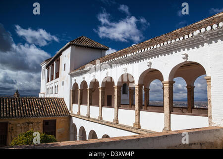 Galleria arcuata windows del Sud Pavillon del Generalife nel complesso Alhambra Foto Stock