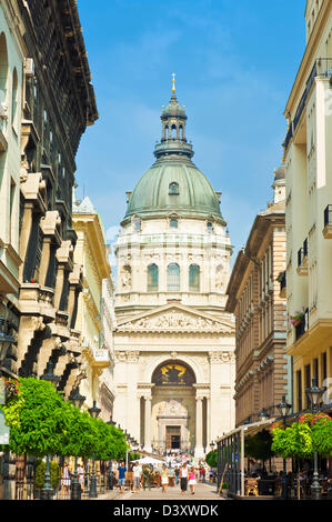 Dalla basilica di Santo Stefano, cupola, Szent Istvan Bazilika, e la strada dello shopping Zrinyi Utca, Budapest, Ungheria, Europa UE Foto Stock