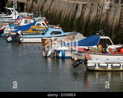 I pescatori alla fine del molo t West Bay, Bridport,Dorset, Regno Unito Foto Stock