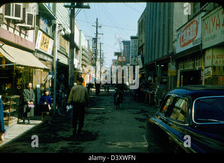 Questa fotografia della James Smith Special Collection cattura la USS Kearsarge (CV-33) e il suo squadrone VF-53 in azione. La USS Kearsarge era una portaerei classe Essex che operò durante la metà del XX secolo, contribuendo alle operazioni navali. Foto Stock