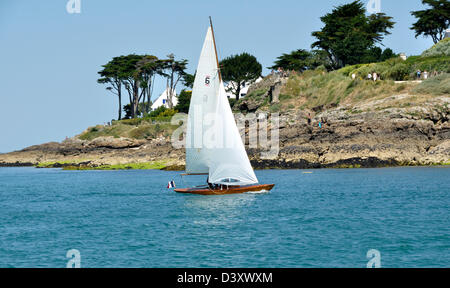 Imbarcazione a vela in parte anteriore del Port Navalo (squalo, Requin), durante l'evento "emaine du Golfe", Settimana del golfo di Morbihan. Foto Stock