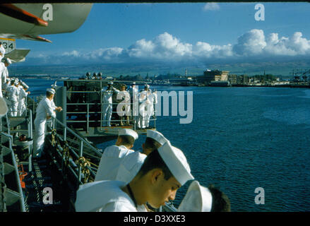 Questa fotografia storica della James Smith Special Collection mostra la USS Kearsarge (CVA-33) durante il suo servizio, con il VF-53, uno squadrone di caccia di stanza a bordo della portaerei. Foto Stock