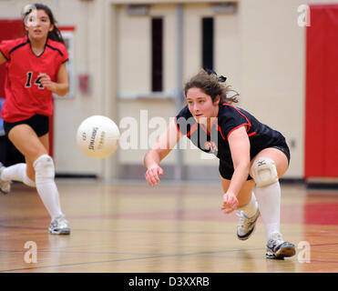 Un giocatore scava un picco durante la Scuola Superiore Femminile di Pallavolo campionato di gioco, CT, Stati Uniti d'America Foto Stock