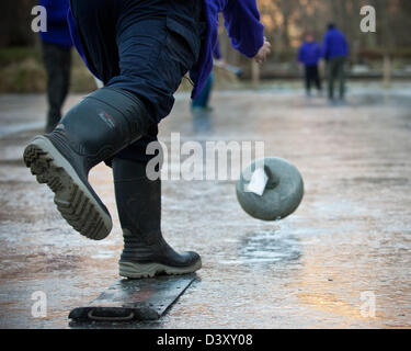 Musica Tradizionale Scozzese sport del curling essendo tenute fuori sul Glen Nevis pista di curling per la prima volta a partire dalla metà degli anni settanta, Foto Stock