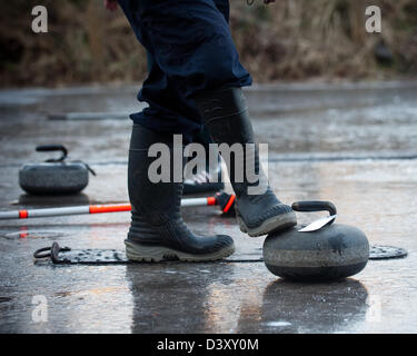 Musica Tradizionale Scozzese sport del curling essendo tenute fuori sul Glen Nevis pista di curling per la prima volta a partire dalla metà degli anni settanta, Foto Stock