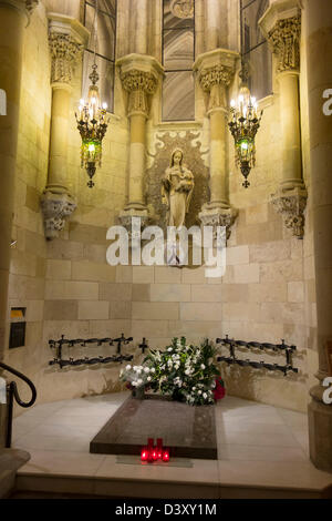 Antoni Gaudi tomba all'interno della Sagrada Familia a Barcellona, Spagna, Europa Foto Stock