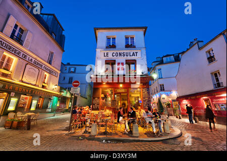 Persone gustando un drink presso il ristorante e la caffetteria le Consulat, Montmartre, Parigi, Francia Foto Stock