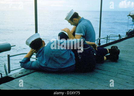 Questa fotografia della James Smith Special Collection raffigura la USS Kearsarge (CV-33) con velivoli VF-53 durante il suo servizio. Cattura le operazioni e gli aerei della nave navale durante un periodo storico. Foto Stock