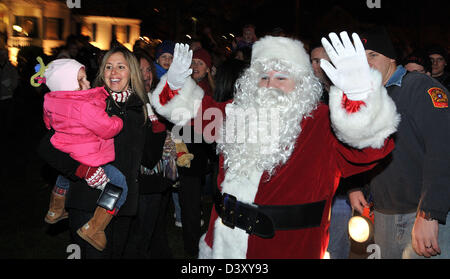 Santa arriva in corrispondenza di un comune albero cerimonia di illuminazione in Milford CT STATI UNITI D'AMERICA Foto Stock