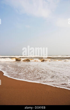 Surf sulla spiaggia, Puri, Orissa, India Foto Stock