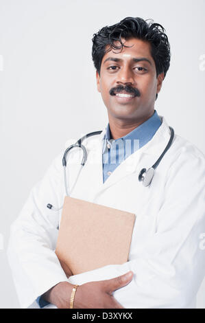 Sud indiane medico sorridente Foto Stock