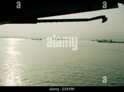 Una fotografia storica della James Smith Special Collection con USS Kearsarge (CVA-33) e VF-53, uno squadrone di caccia navale. La portaerei era attiva durante l'era della Guerra fredda. Foto Stock