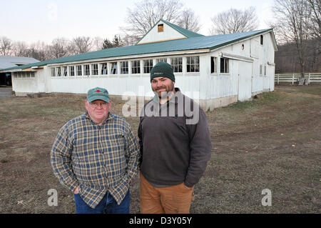 North Branford, CT, Stati Uniti d'America- Agricolo di Commissione Commissione soci a uno storico fienile in fase di ristrutturazione Foto Stock