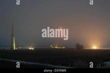 Alt Bork, Germania, sito di una centrale eolica sulla serata di ENERCON Foto Stock