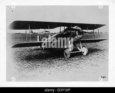 Questa immagine raffigura un SPAD VII, un aereo da caccia francese della prima guerra mondiale. Conosciuto per la sua velocità e agilità, lo SPAD VII giocò un ruolo cruciale nel combattimento aereo durante la guerra. Foto Stock