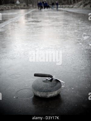 Musica Tradizionale Scozzese sport del curling essendo tenute fuori sul Glen Nevis pista di curling per la prima volta a partire dalla metà degli anni settanta, Foto Stock