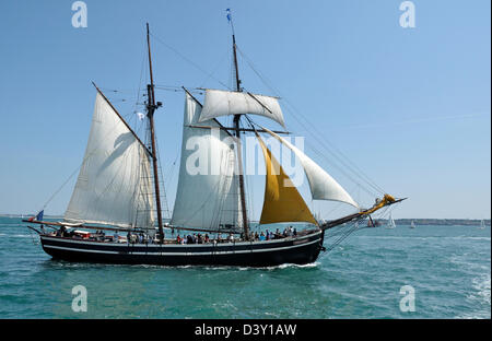 Etoile de France (topsail schooner, home port : St Malo), vela in Quiberon bay, durante l'evento "emaine du Golfe". Foto Stock