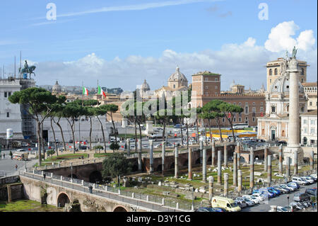 Il Foro di Traiano a Roma , Italia. Vista da Mercati di Traiano guardando verso la via dei Fori Imperiali Imperali. Foto Stock