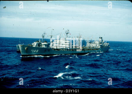 Questa fotografia storica mostra i piloti VF-53 a bordo della USS Kearsarge (CVA 33), una portaerei della Marina degli Stati Uniti, durante le operazioni. L'immagine cattura l'aviazione navale e la prontezza militare durante il servizio dell'aereo. Foto Stock