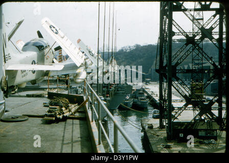 Una fotografia storica della USS Kearsarge (CVA-33), una portaerei classe Essex della Marina degli Stati Uniti, con velivoli da squadrone VF-53. La nave servì durante la guerra fredda e partecipò a più schieramenti. Foto Stock