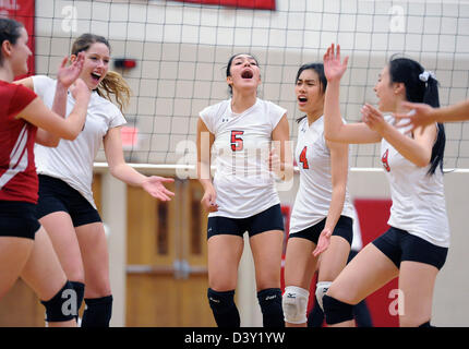 Ragazze Pallavolo giocatori festeggiare un punto durante una scuola di match in CT STATI UNITI D'AMERICA Foto Stock