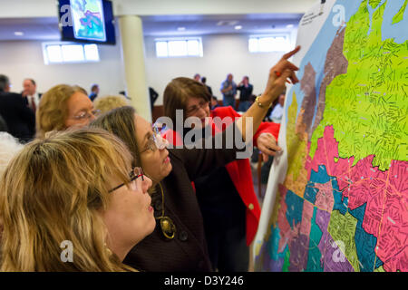 Febbraio 25, 2013 - Mineola, New York, Stati Uniti - AUDREY CIUFFO (anteriore) di Merrick e JOANNE FARLEY (giacca rossa) di grande lega il collo della donna di elettori sono tra quelli guardando la controversa proposta di modifica dei Territori, Mappa durante un breve cavità in corrispondenza della contea di Nassau legislatura riunione. Il legislatore ha rinviato il voto sulla mappa poco prima di 1 sono la mattina del 26 febbraio, quasi 12 ore dopo la riunione è iniziata il 1:30 PM Feb. 25. Foto Stock