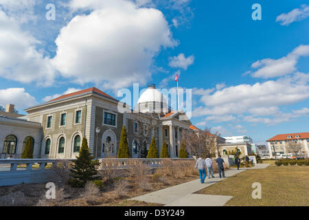 Febbraio 25, 2013 - Mineola, New York, Stati Uniti - Nassau County Legislatore ha rinviato il voto sulla funzione di gestione dei territori controversi Mappa proposto da repubblicani, dopo un incontro che ha una durata di circa dodici ore. L incontro è iniziato alle 1:30 PM il pomeriggio di Febbraio 25, e la cavità è stato chiamato poco prima del 1 AM, la mattina del 26 febbraio, la riunione è stata così ben frequentato che alcuni visitatori hanno avuto a riposare in camere o guardare in altre stanze della Theodore Roosevelt esecutive e Legislative Building. Foto Stock