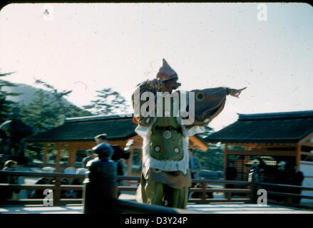 Questa fotografia della James Smith Special Collection cattura la USS Kearsarge, una portaerei, insieme allo squadrone VF-53, durante il suo dispiegamento. L'immagine riflette le operazioni navali e la storia dell'aviazione durante il suo servizio. Foto Stock