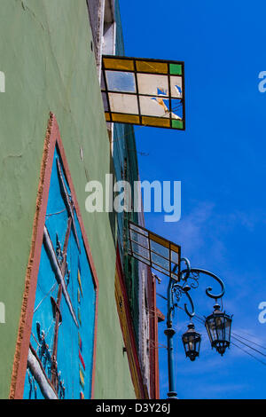 Lampade stradali e aprire le finestre di vetro macchiate in colorate La Boca, Buenos Aires, Argentina Foto Stock