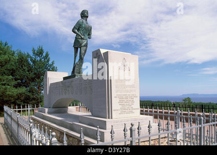 Terry Fox monumento di Terry Fox Scenic Lookout vicino a Thunder Bay, Ontario, Canada - affacciato sul Lago Superiore Foto Stock