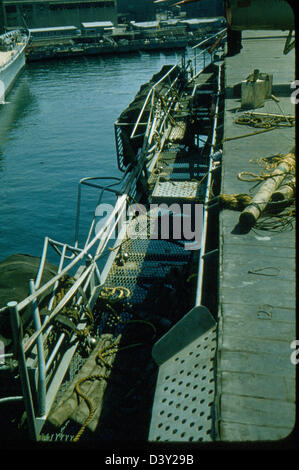 Questa fotografia storica della James Smith Special Collection raffigura la USS Kearsarge (CVA-33) con il VF-53, uno squadrone di caccia della Marina. La nave, una portaerei classe Essex, fu attiva durante la metà del XX secolo e fu coinvolta in varie operazioni militari. Gli aerei mostrati fanno parte del braccio aereo della Marina degli Stati Uniti, contribuendo alle operazioni di base di portaerei durante il suo servizio. Foto Stock