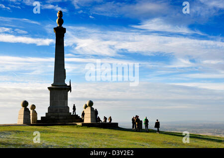 Bucks Chiltern Hills - monumento su coombe hill - vista sulla pianura aylesbury - visitatori tenendo in vista - il sole d'inverno Foto Stock