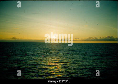 Una fotografia storica della James Smith Special Collection, con la USS Kearsarge e la VF-53. L'immagine cattura un momento dalla portaerei CVA-33 durante il suo servizio attivo. Si tratta di un significativo resoconto visivo della storia militare, incentrato sull'aviazione navale. Foto Stock