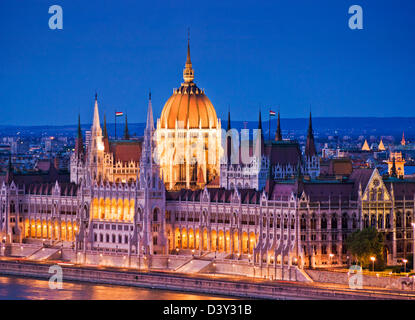 Il neo-gotico del parlamento ungherese edificio, progettato da Imre Steindl illuminata di notte Budapest, Ungheria, Europa UE
