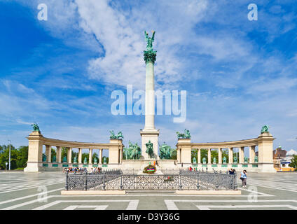 Il Monumento Millenario, con l arcangelo Gabriele sulla parte superiore, Piazza degli Eroi, Hosok tere, Budapest, Ungheria, Europa UE Foto Stock