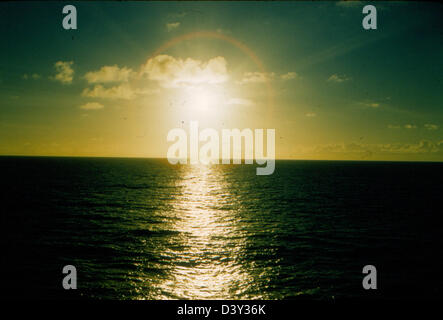 Una fotografia della James Smith Special Collection, raffigurante la USS Kearsarge, una portaerei, con lo squadrone VF-53 durante le sue operazioni. L'immagine mette in risalto l'aviazione militare e la storia navale. Foto Stock