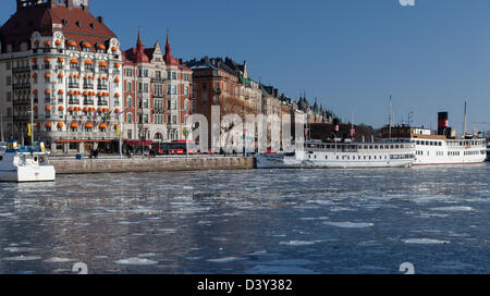 Eleganti edifici di Strandvägen nel centro di Stoccolma in Svezia, come si vede dal gelido Nybroviken porto. Foto Stock