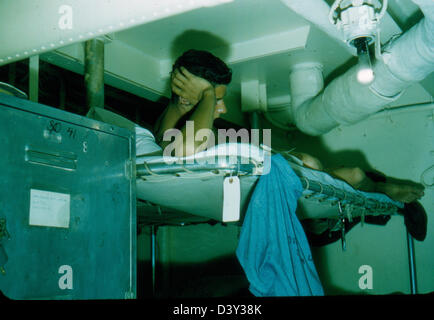 Questa fotografia della James Smith Special Collection mostra la USS Kearsarge (CV-33), una portaerei della United States Navy. Raffigura il VF-53, uno squadrone di caccia, a bordo della nave. Il Kearsarge servì dal 1946 al 1970, partecipando a varie operazioni e conflitti durante tutto il suo servizio. Foto Stock