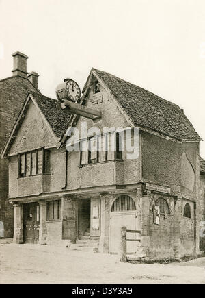 Una piastra collotipia intitolata " La Tolsey, High Street, Burford, Oxon.' scansionati ad alta risoluzione da un libro pubblicato nel 1905. Foto Stock