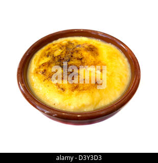 Creme brulée ritagliare isolati su sfondo bianco Foto Stock