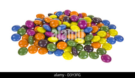 Un gruppo di piccoli cioccolatini colorfully rivestito su uno sfondo bianco. Foto Stock