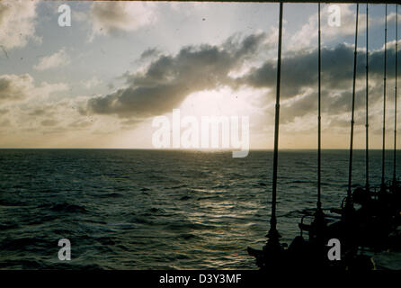 Questa fotografia storica della James Smith Special Collection cattura la USS Kearsarge (CVA-33) e il VF-53, uno squadrone di caccia della Marina degli Stati Uniti. L'immagine mostra la portaerei e le sue operazioni, offrendo informazioni sulle pratiche dell'aviazione navale del suo tempo. Foto Stock