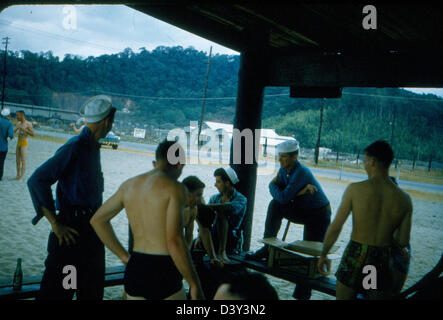 Questa fotografia storica della James Smith Special Collection mostra la USS Kearsarge (CVA-33) e la VF-53, uno squadrone di caccia della Marina degli Stati Uniti. La USS Kearsarge era una portaerei della classe Essex attiva in diverse operazioni militari. Foto Stock