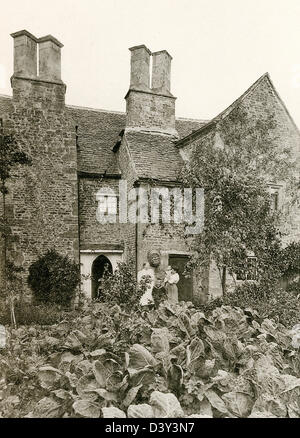 Una piastra collotipia intitolata " Cottage a Ebrington, Glos.' scansionati ad alta risoluzione da un libro pubblicato nel 1905. Foto Stock
